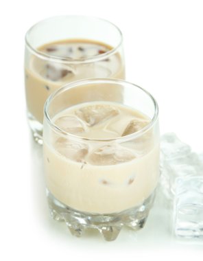 Baileys likör üzerinde beyaz izole gözlük