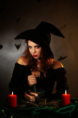 koyu arka plan üzerinde Halloween cadı