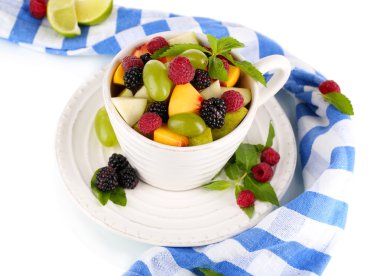 meyve salatası fincan beyaz izole peçete yakınındaki