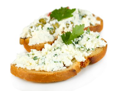 süzme peynir ve üzerinde beyaz izole yeşillikleri ile sandviç