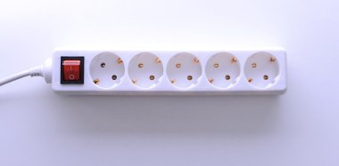 Güç dalgalanması, beyazda izole.