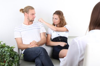 Aile psikologu resepsiyonunda sorunları olan genç bir çift.