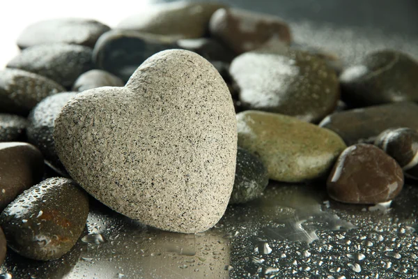 Piedra gris en forma de corazón —  Fotos de Stock