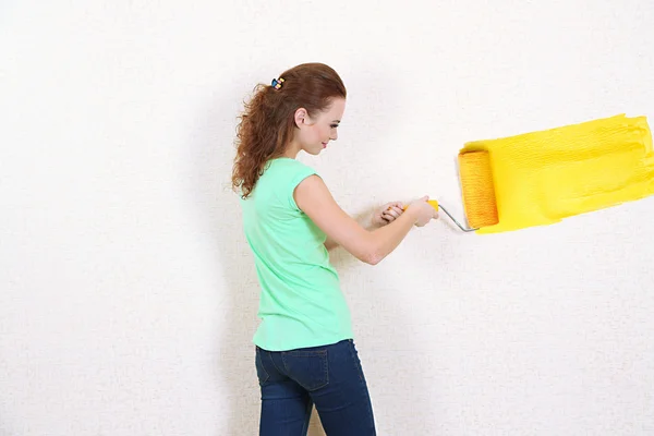 Mujer joven pinta pared — Foto de Stock