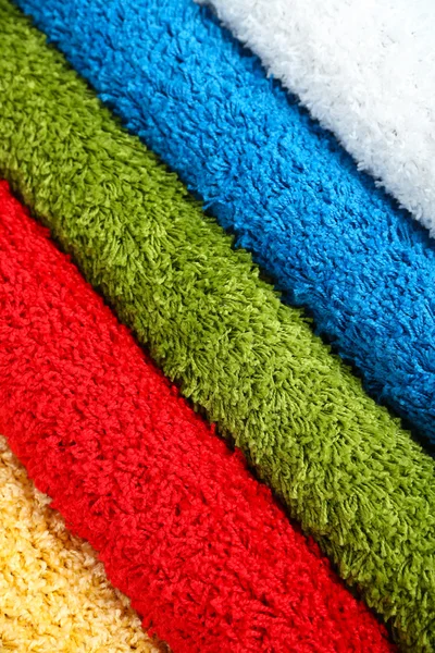Wiele dywany o różnych kolorach z bliska — Zdjęcie stockowe