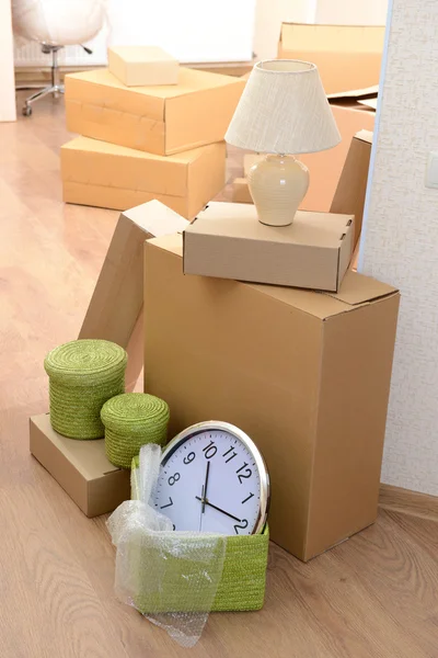 Boş oda ile yığın karton: hareketli ev concept — Stok fotoğraf