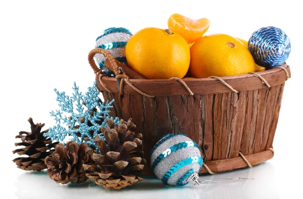 Tangerinas de Natal em cesta branca isolada — Fotografia de Stock