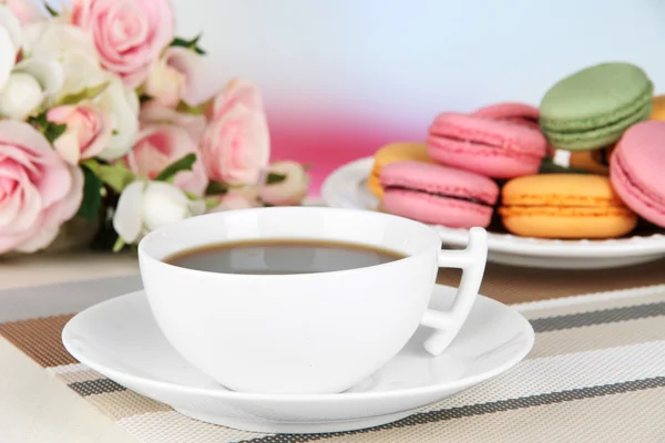 Café et macarons sur table sur fond clair — Photo