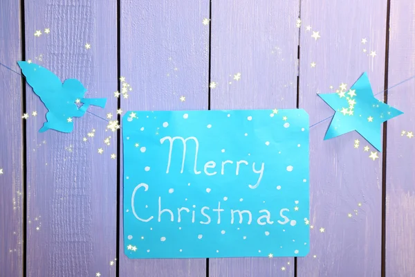 Πινακίδα με λέξεις καλά Χριστούγεννα σε κοντινό πλάνο φόντο ξύλινο τραπέζι — Φωτογραφία Αρχείου