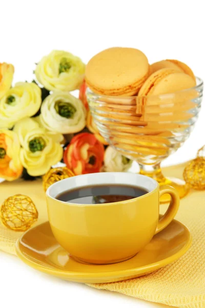 Caffè e amaretti isolati su bianco — Foto Stock
