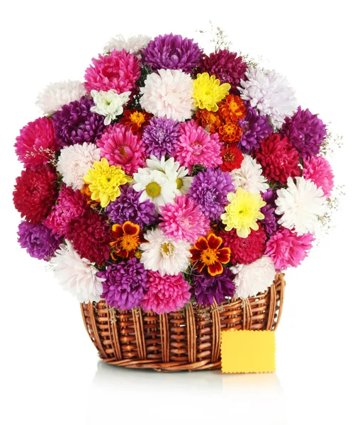 枝編み細工品バスケットを白で隔離される菊の花の美しい花束 — ストック写真