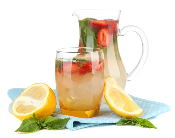 Basil limonade met aardbei, geïsoleerd op wit — Stockfoto