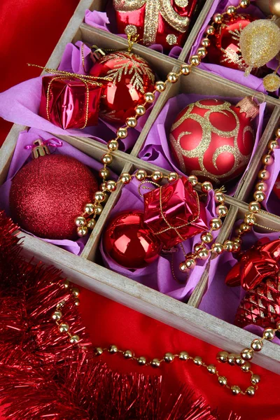 Juguetes de Navidad en caja de madera sobre fondo brillante — Foto de Stock