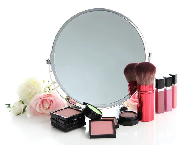 Grupo cosméticos decorativos para maquillaje y espejo, aislados en blanco —  Fotos de Stock