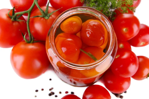 Frasco de vidro aberto de saborosos tomates enlatados, isolado em branco — Fotografia de Stock