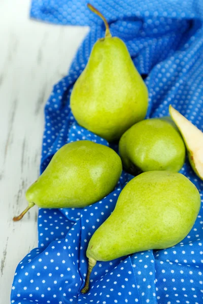 Poires sur table en bois close-up — Photo