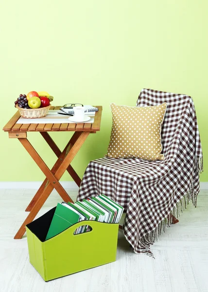 dergi ve klasörleri odasındaki masada yeşil kutunun içinde