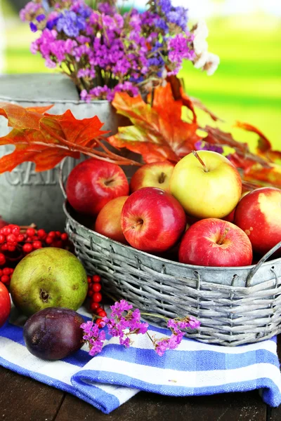 多汁的苹果在篮子里上自然背景表格 — 图库照片