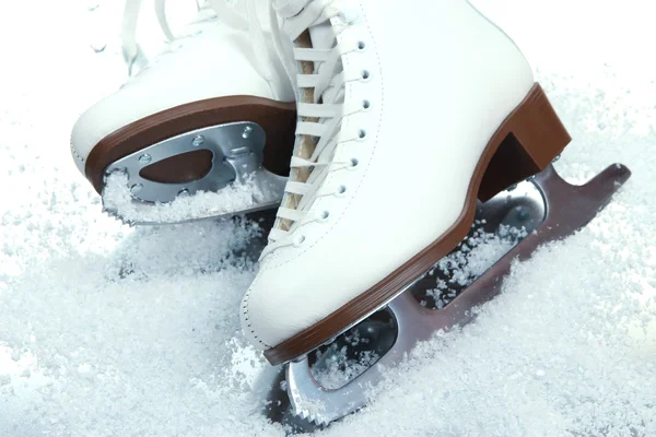 Patins artistiques dans la neige gros plan — Photo