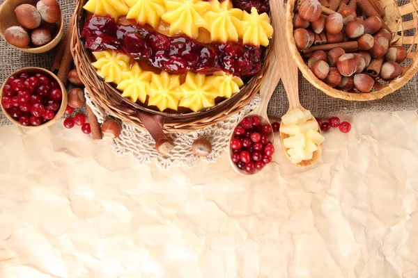 Sabroso pastel casero afrutado con bayas y nueces, sobre fondo marrón — Foto de Stock