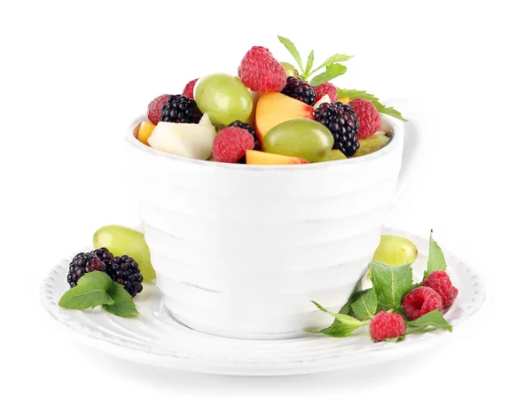 Salade de fruits dans une tasse isolée sur blanc — Photo