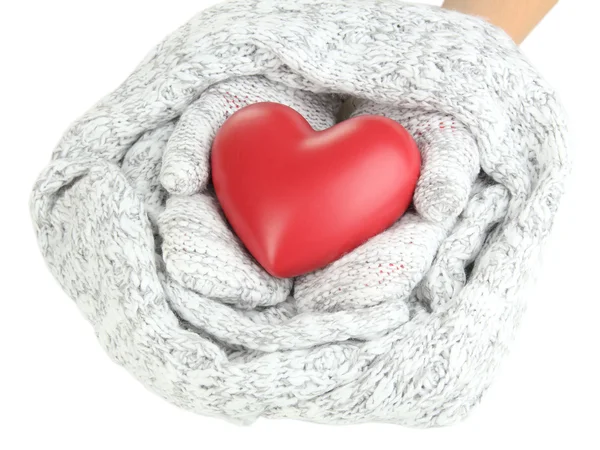 Vrouwelijke handen in wanten met hart, close-up — Stockfoto
