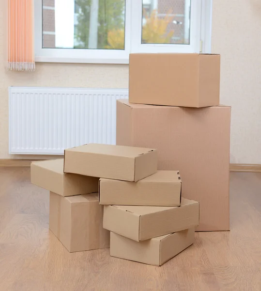 Üres dobozok halom szoba: mozgó ház fogalma — Stock Fotó