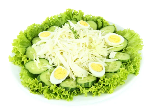 Köstlicher Salat mit Eiern, Kohl und Gurken, isoliert auf weiß — Stockfoto
