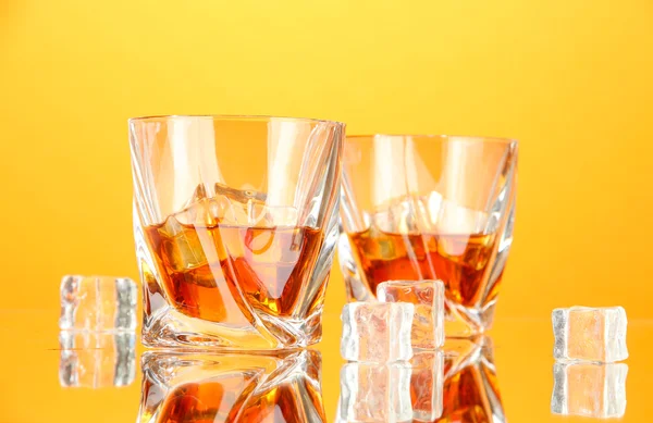 Dos vasos de whisky escocés, sobre fondo de color —  Fotos de Stock