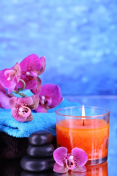 Hermoso entorno de spa con orquídea sobre fondo azul —  Fotos de Stock