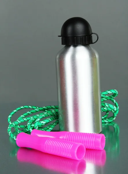 Sports bottle and skipping rope — Stock Photo, Image