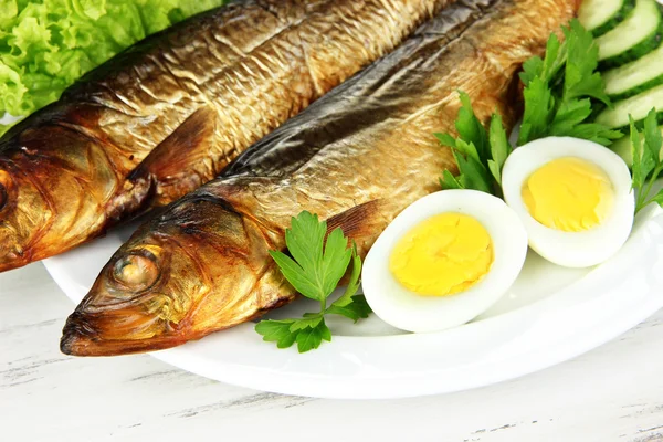 Pescado ahumado en plato de cerca —  Fotos de Stock