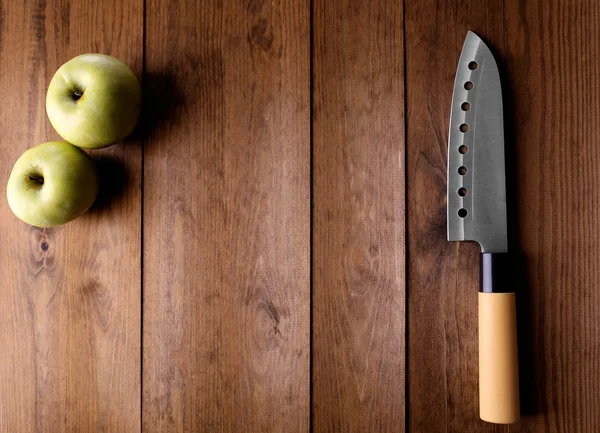 Kökskniv och grönt äpple — Stockfoto