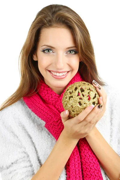 Hermosa chica sonriente con bola de Navidad aislada en blanco — Foto de Stock