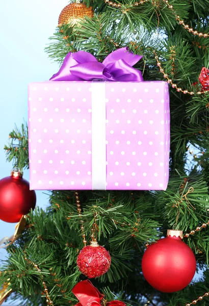 色の背景上にクリスマス ツリーの贈り物 — ストック写真