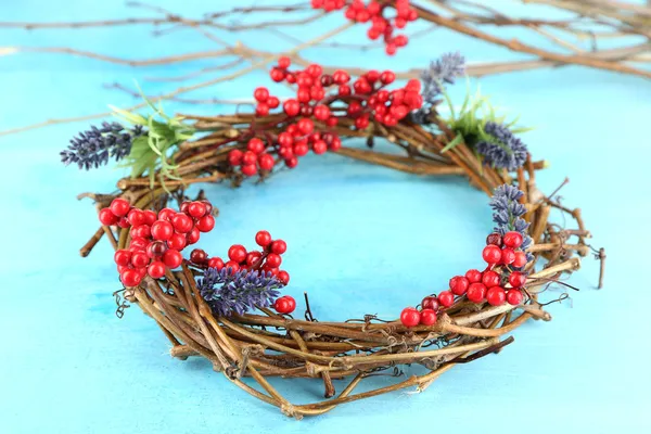 Corona de ramas secas con flores y viburnum — Foto de Stock