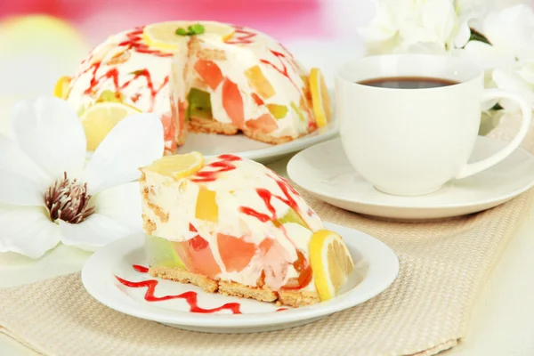 Вкусный желейный торт на столе крупным планом — стоковое фото