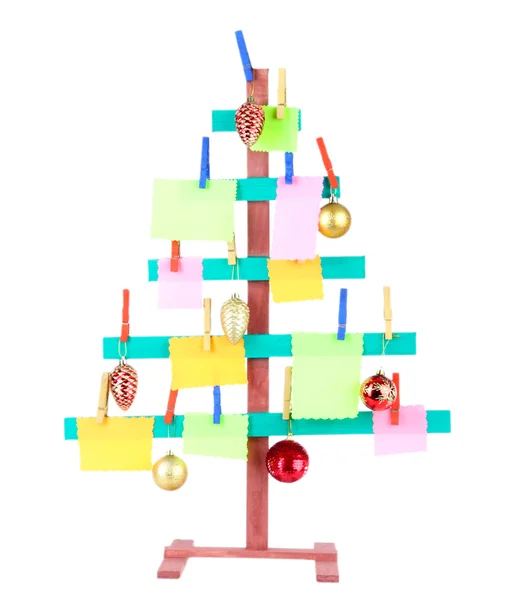 Деревянная елка ручной работы с чистыми бумагами и рождественским декором, изолированная на белом — стоковое фото