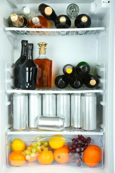 Refrigerador lleno de botellas con bebidas alcohólicas —  Fotos de Stock