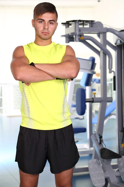 Chico en el gimnasio —  Fotos de Stock