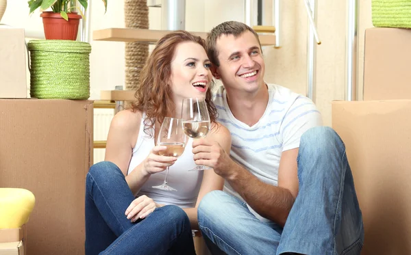 Pareja celebrando mudarse a un nuevo hogar — Foto de Stock