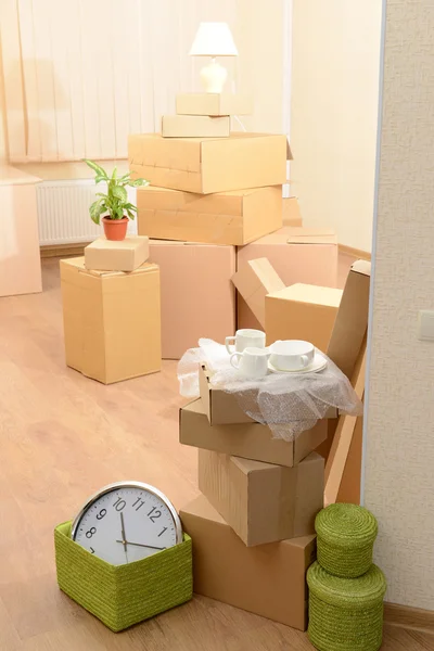 Prázdná místnost s hromadou kartonů — Stock fotografie