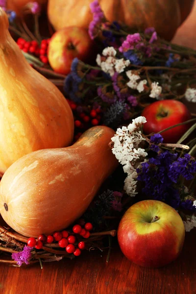 Kürbis im Kranz aus trockenen Zweigen — Stockfoto