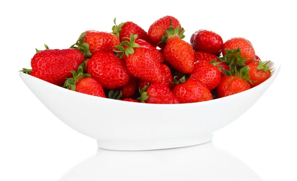 पांढरा वर वेगळे बाऊलमध्ये ताजे स्ट्रॉबेरी — स्टॉक फोटो, इमेज