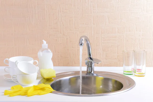 Dishes drying near metal sink — Stock Photo, Image