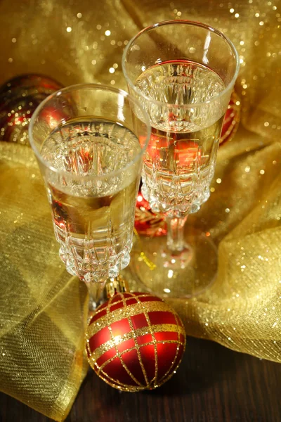 Composizione con due bicchieri di champagne, su sfondo brillante — Foto Stock