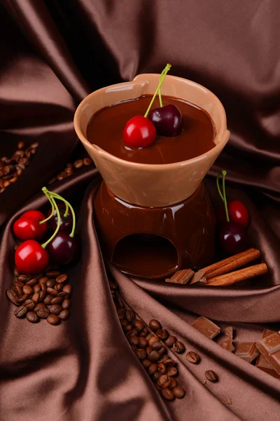 Chocolade fondue met fruit, op bruine achtergrond — Stockfoto