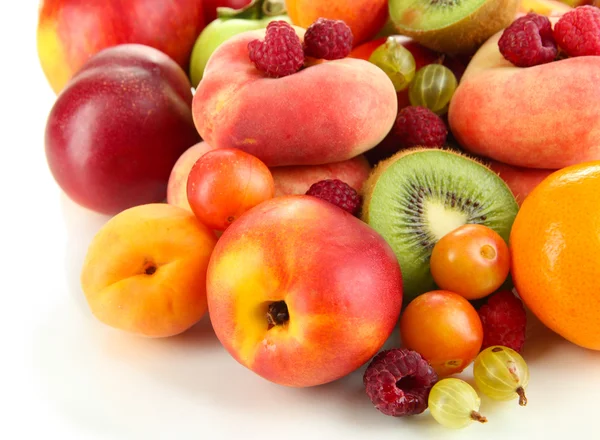 Sortimento de frutas suculentas, isoladas em branco — Fotografia de Stock