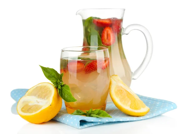 Basil limonade met aardbei, geïsoleerd op wit — Stockfoto