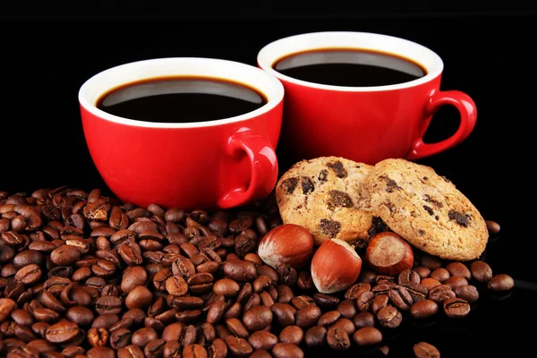 Tazas rojas de café fuerte con granos de café y galletas de cerca —  Fotos de Stock
